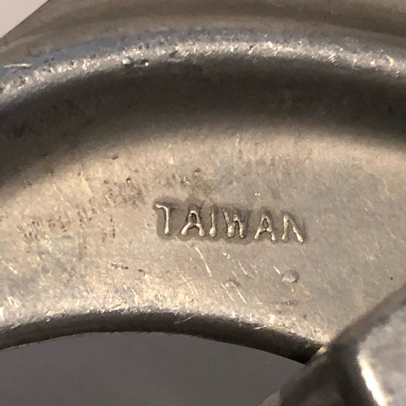 Vintage metal  Garlic Press, Made in Taiwan. Perfect for off the grid- used - Picture 4 of 5